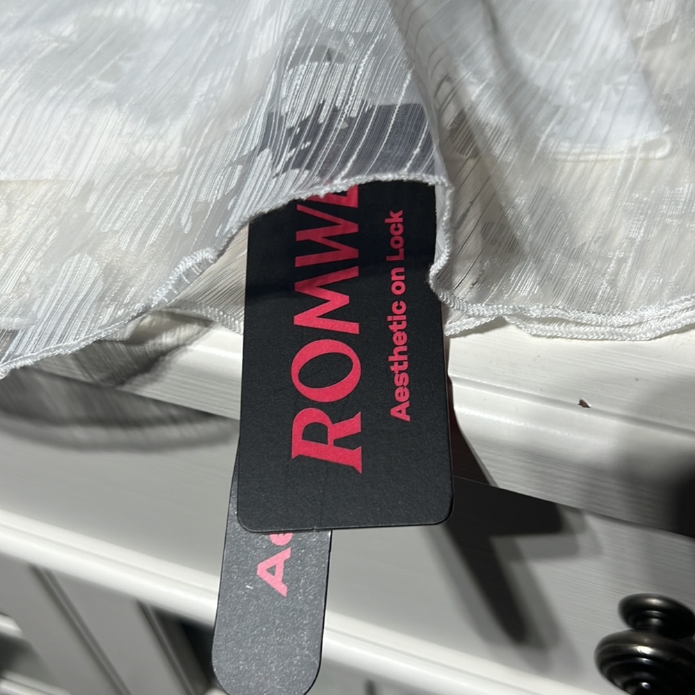 Gorgeous ROMWE white dress with beautiful“angel wings“ stripes - Picture 14 of 16